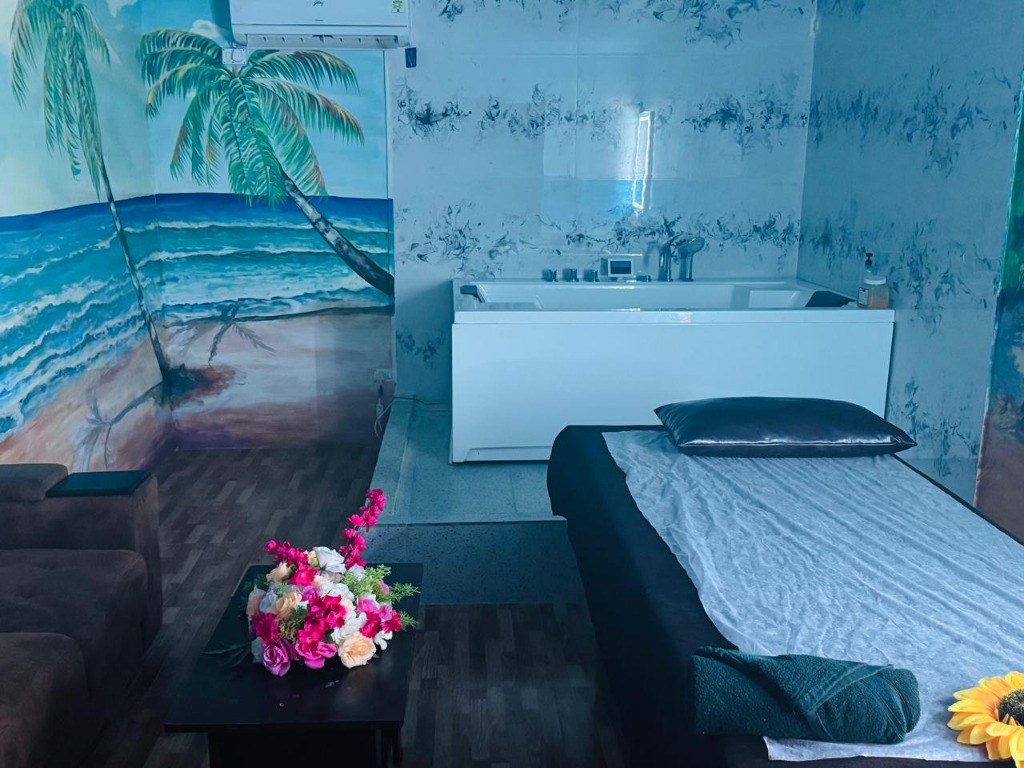 Safeway Wellness Spa VIP Room & Jacuzzi